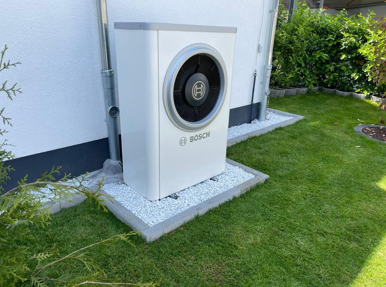 Bosch-Wärmepumpe im Garten